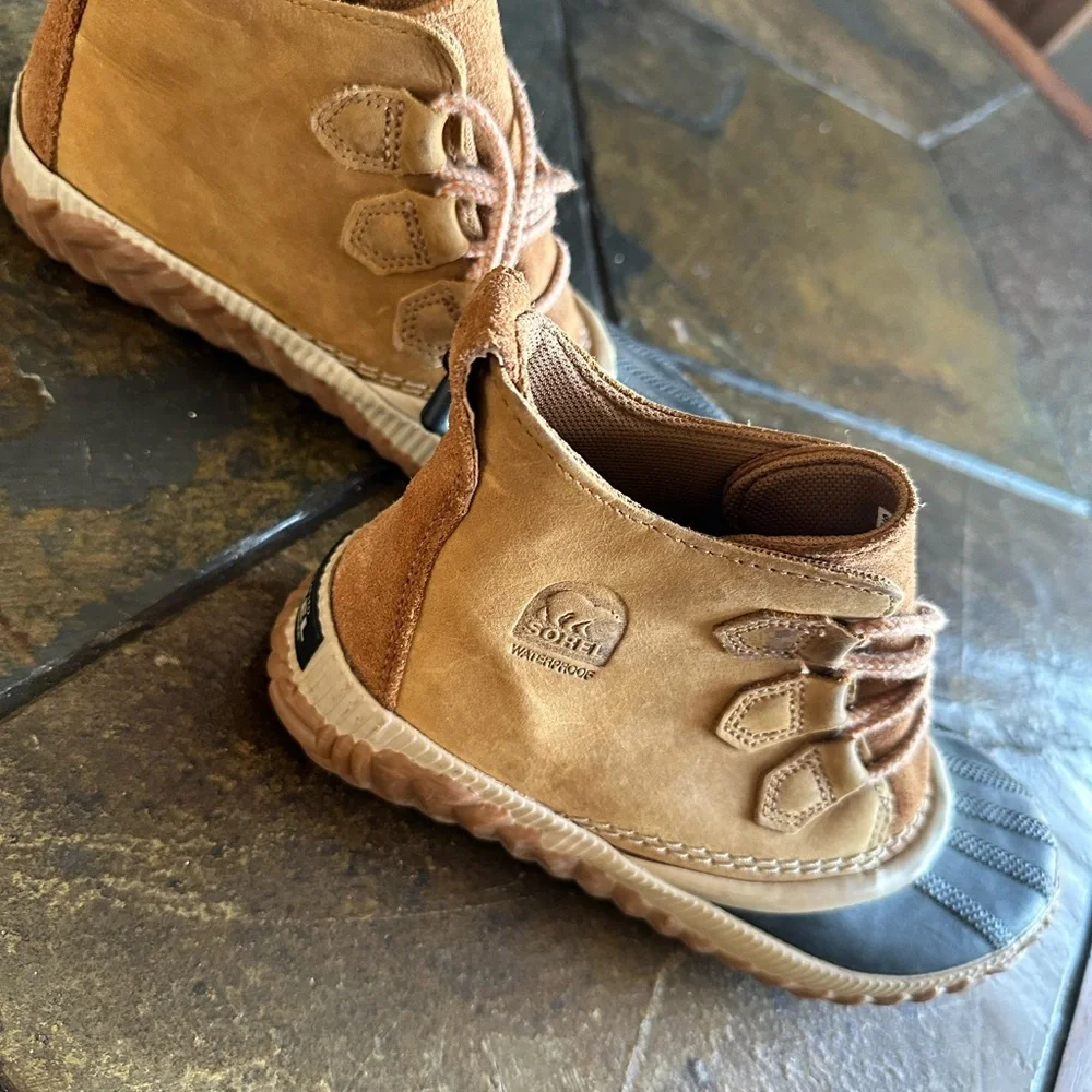 Sorel Out N About boot, size 4, tan like new - Picture 4 of 8